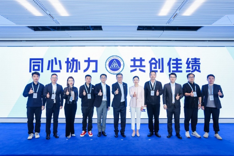  足球報：10家企業(yè)捧場新賽季出征儀式，深圳新鵬城進一步做強做優(yōu)