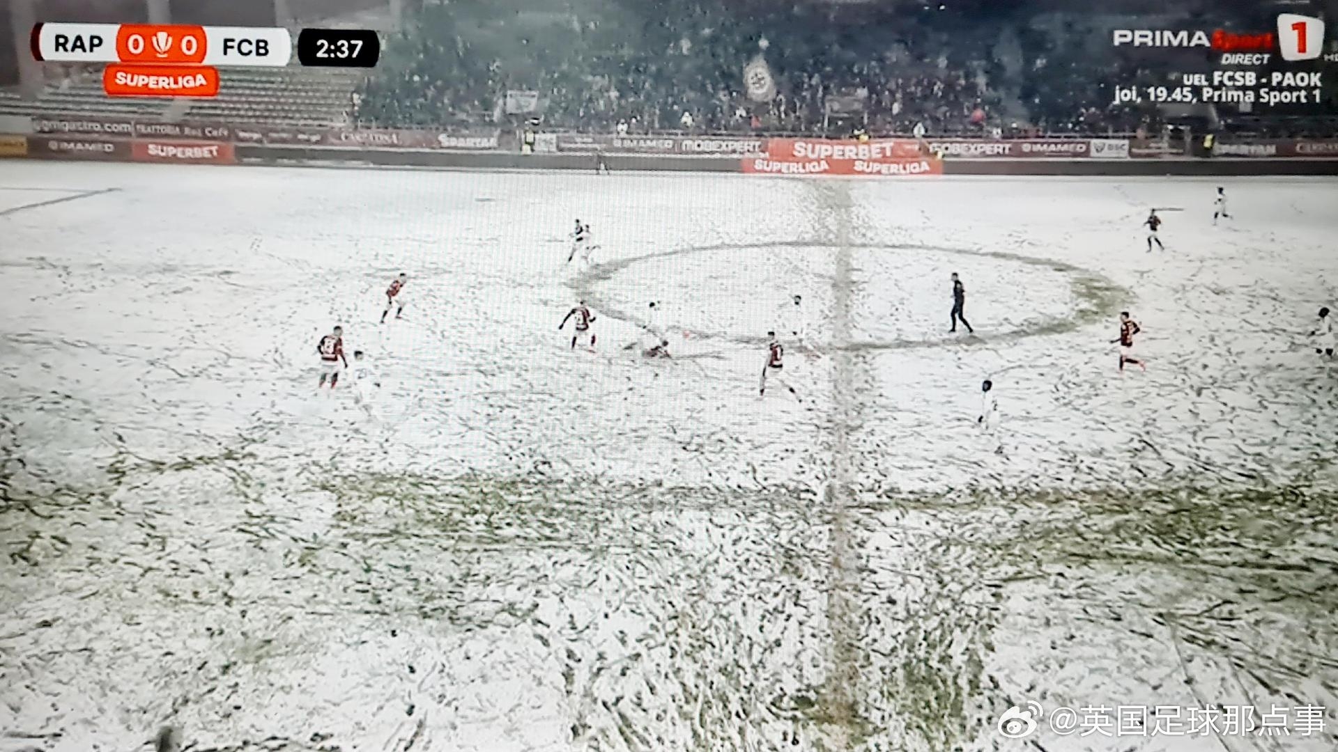 昨晚的羅馬尼亞聯(lián)賽，場內(nèi)下大雪，客隊還被允許穿白色球衣……