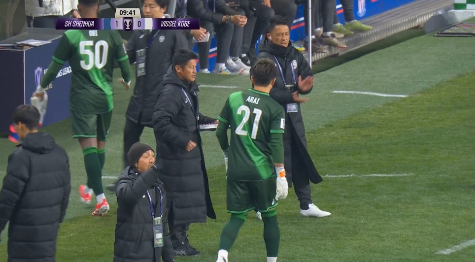  申花7分鐘多打一人！神戶門將出擊至禁區(qū)外撞倒路易斯，吃到紅牌