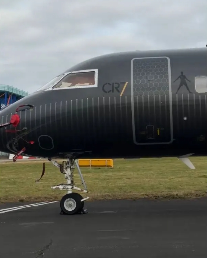  太陽報：C羅私人飛機因故障滯留曼徹斯特機場，飛機舷窗出現(xiàn)裂痕