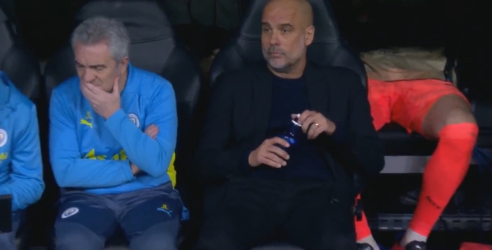  戰(zhàn)術(shù)喝水x2！姆巴佩梅開二度，瓜迪奧拉再次無奈喝水、倒吸一口氣