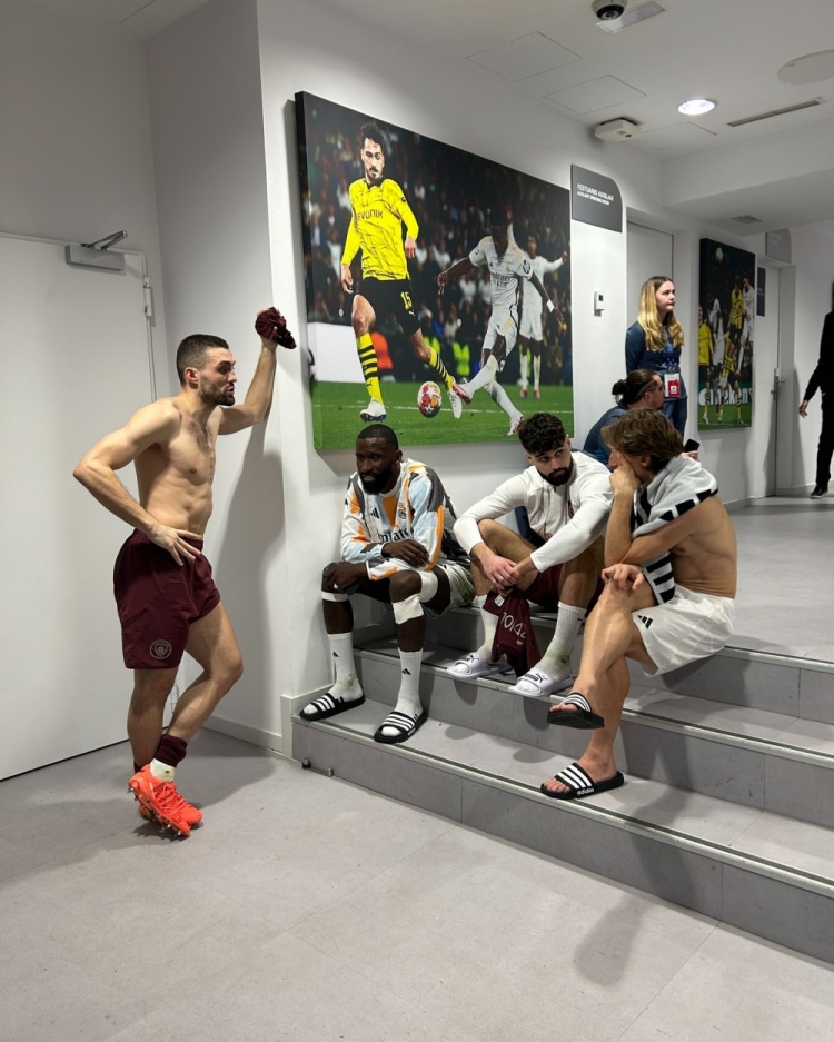  莫德里奇賽后與格瓦迪奧爾、科瓦西奇交流，呂迪格坐在旁邊沉思