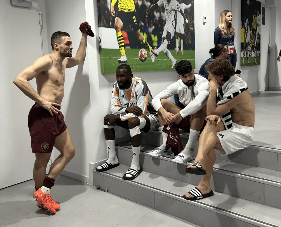  老友重逢！魔笛、呂迪格、科娃、格瓦賽后在球員通道敘舊