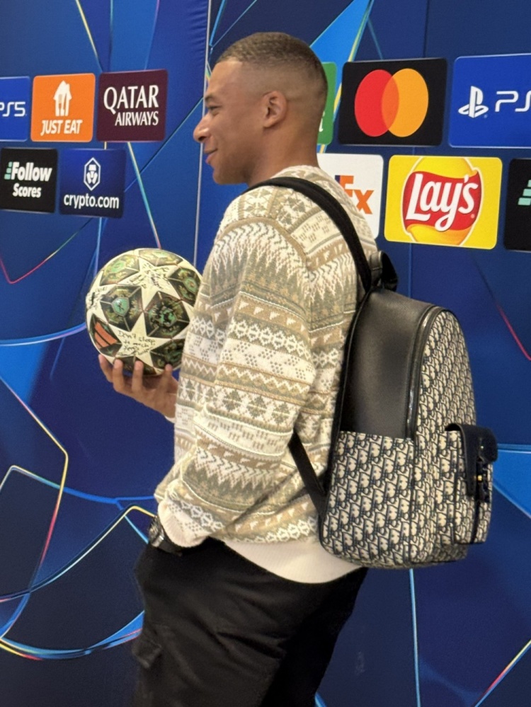  帽子戲法！姆巴佩帶走比賽用球，有隊(duì)友在球上寫“別睡太多”