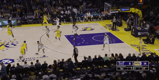  咋回事？東契奇連續(xù)2次傳球詹姆斯直接傳出界外 半節(jié)已5次失誤