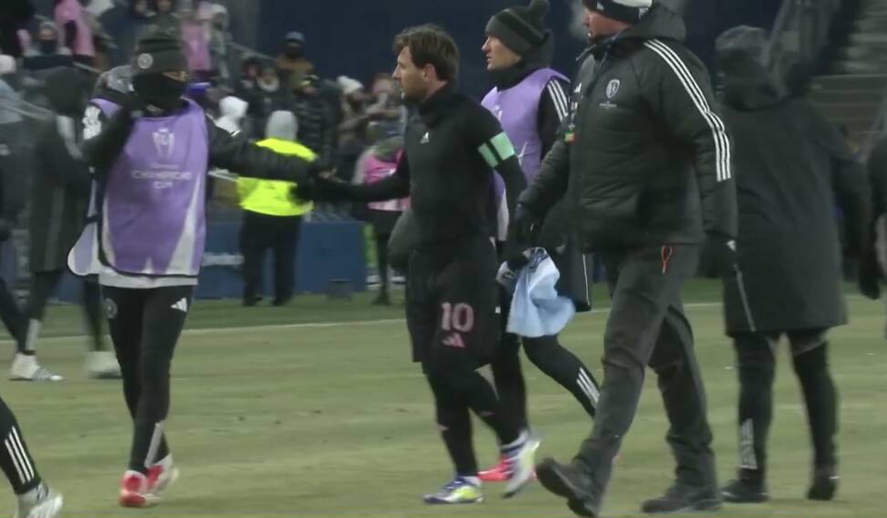  固定節(jié)目！梅西零下14℃仍與對(duì)手換球衣，里面穿了厚厚的保暖服