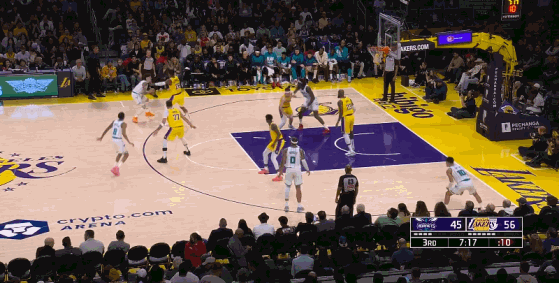  詹姆斯錯(cuò)位單防 馬威生懟半天懟不動(dòng) 分球外線隊(duì)友三分命中