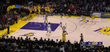  兜兜轉(zhuǎn)轉(zhuǎn)還得我來(lái)！詹姆斯弧頂迎著防守人強(qiáng)投三分直接命中 差1分