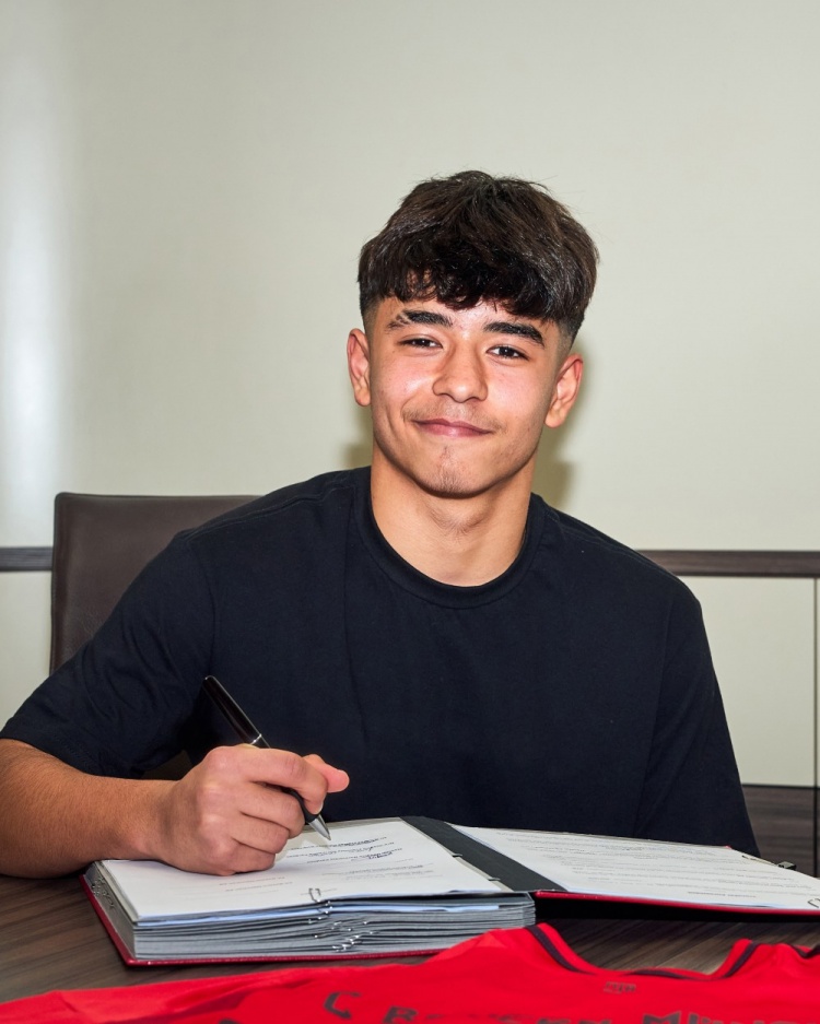  官方：拜仁和16歲中場梅孔簽約至2027年，球員將為U17效力