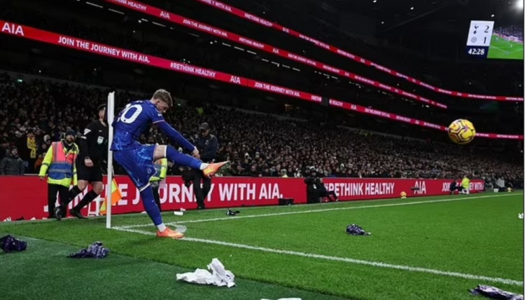  熱刺主場對陣切爾西時帕爾默被球迷扔雜物襲擊，但熱刺不會被罰