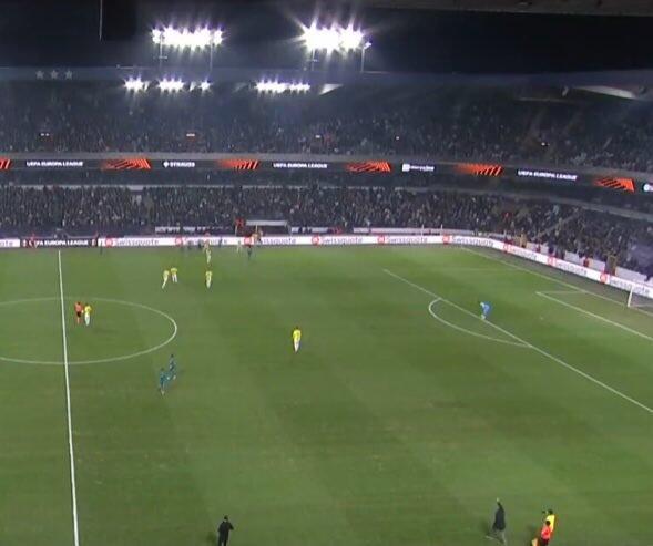  安德萊赫特vs費內(nèi)巴切看臺球迷騷亂，比賽暫時中斷了