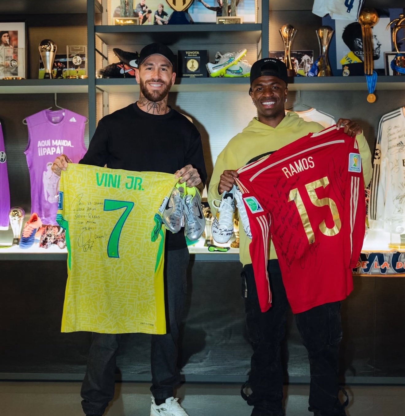  傳承！維尼修斯拜訪皇馬傳奇拉莫斯，兩人交換國(guó)家隊(duì)球衣