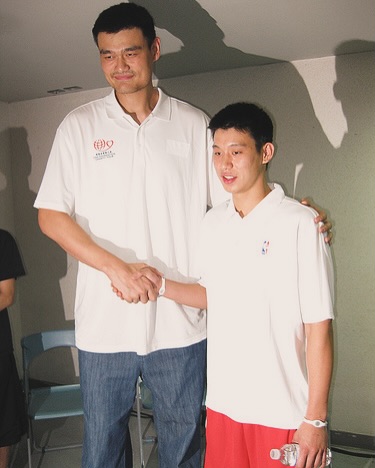  林書豪曬照致敬姚明：他為亞洲人闖出了一條路 感謝你做的一切！