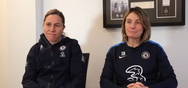  切爾西女足主帥宣布與前隊(duì)友&助教戀愛13年，兩人有4個孩子