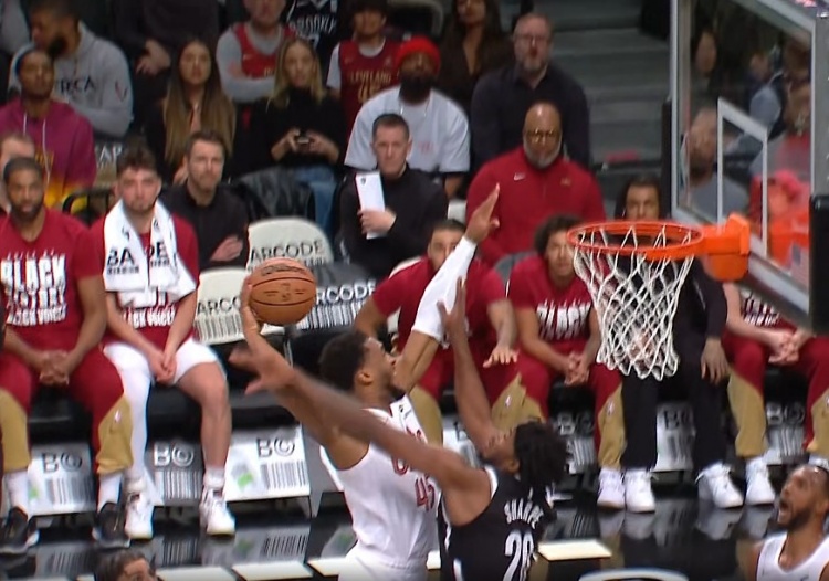  隔扣失?。∶浊袪柸植贿M(jìn) 自投自搶欲隔扣夏普但被犯規(guī)