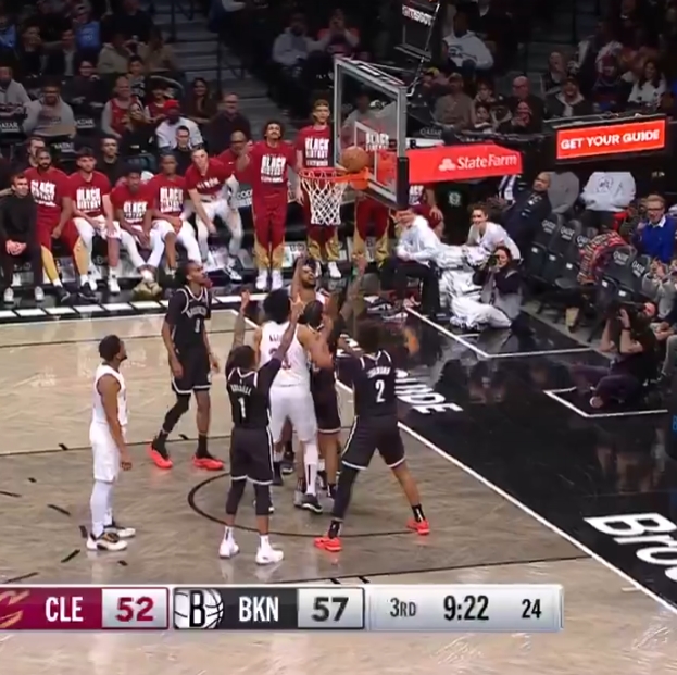  高處不勝寒？米切爾上籃不中 但球在筐上旋轉停留許久才落下