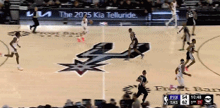  布克借掩護(hù)接球命中三分 本場(chǎng)第一記運(yùn)動(dòng)戰(zhàn)進(jìn)球&此前7中0