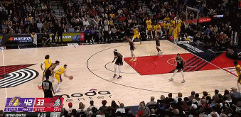  還得靠你！里夫斯突破對(duì)抗失衡后上籃打進(jìn) 還有加罰