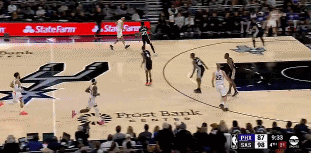  懸念回來(lái)了！布克借掩護(hù)三分&阿倫加長(zhǎng)三分再中 太陽(yáng)追到差5分！