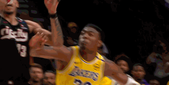  卡馬拉向裁判申訴：詹姆斯在無(wú)球的情況下沒(méi)打到球只打到了我的臉