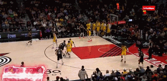  難啊！安芬尼-西蒙斯突破左手上籃 越過(guò)詹姆斯打板命中