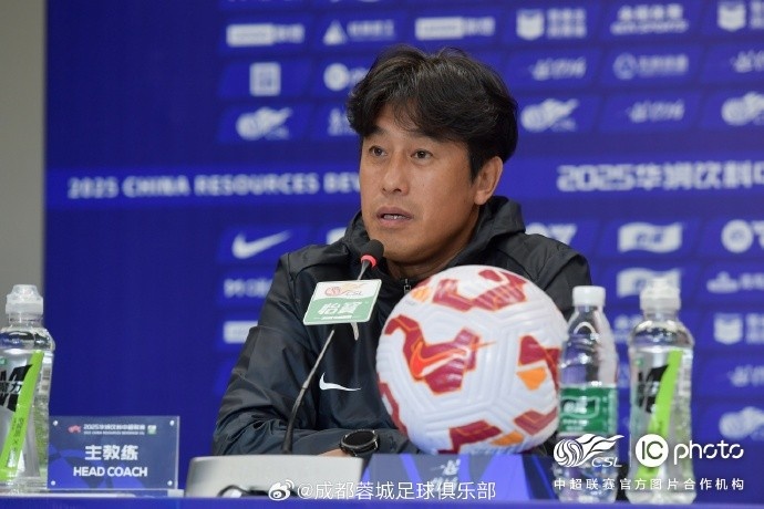  成都蓉城隊(duì)主教練徐正源 隊(duì)長(zhǎng)周定洋出席了中超聯(lián)賽第1輪發(fā)布會(huì)