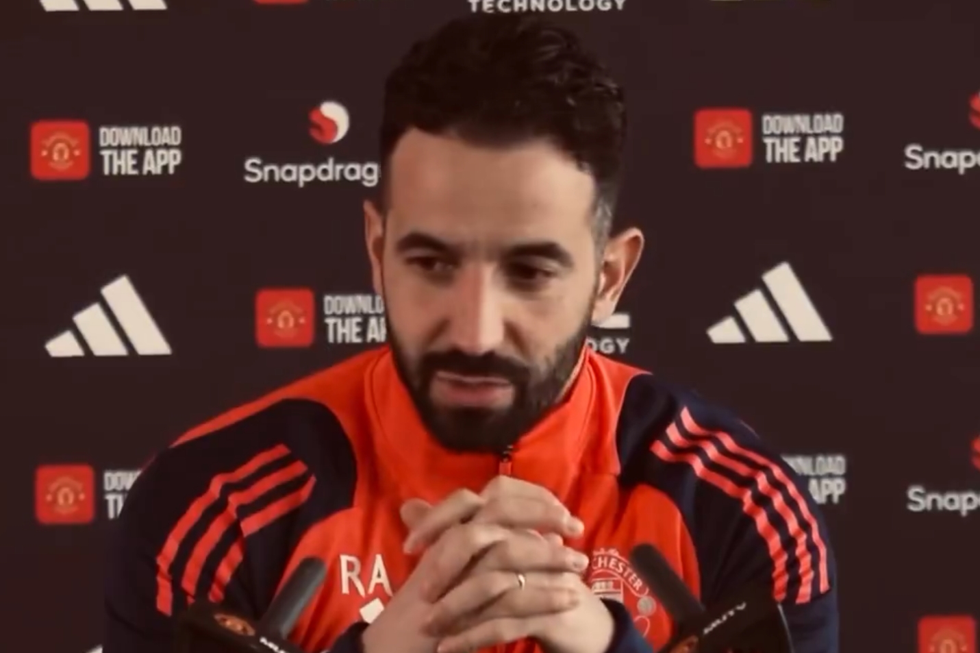  阿莫林：我感覺球隊訓(xùn)練里正逐步凝聚，但比賽里我們非常掙扎