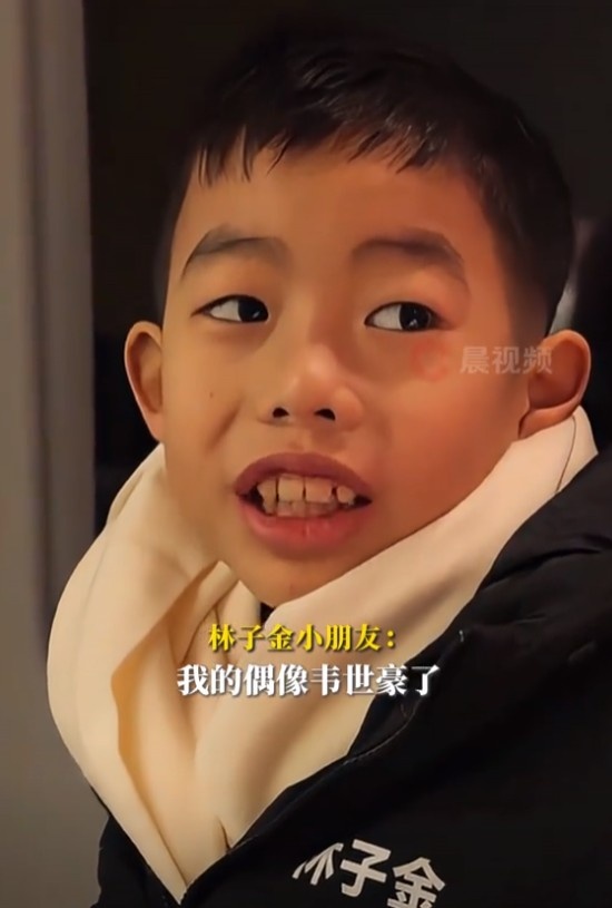  圓夢(mèng)！湖南患重病小球迷抵達(dá)成都：很激動(dòng)，要見到偶像韋世豪了