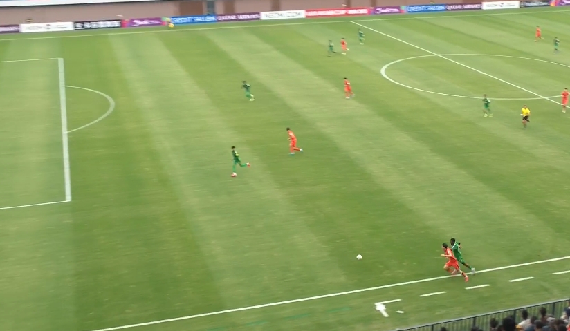  復(fù)刻貝爾！王鈺棟外道超車爆趟沙特后衛(wèi)送傳中，蒯紀(jì)聞打門偏出