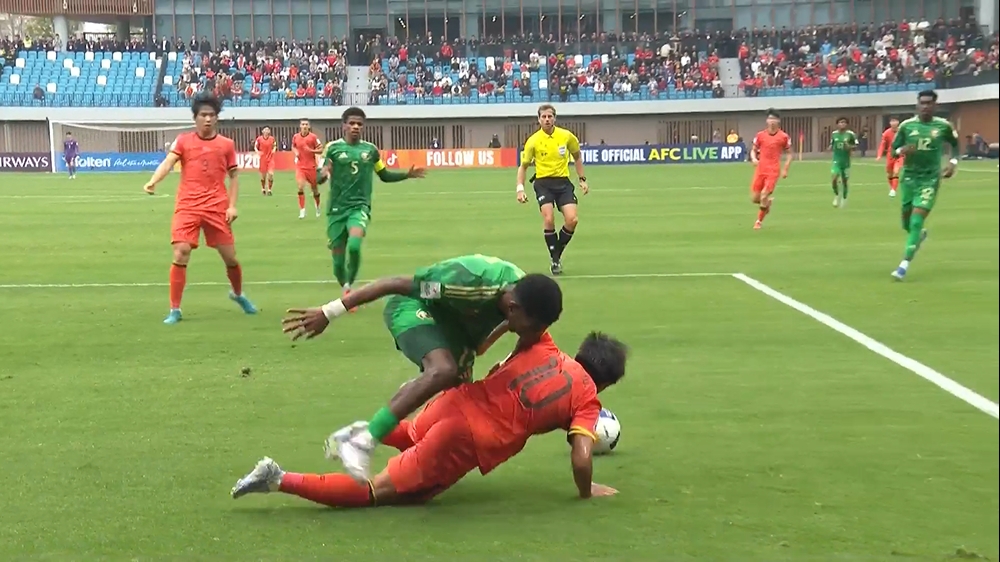  裁判沒有表示！蒯紀(jì)聞禁區(qū)內(nèi)被沙特球員“摁倒”，裁判示意沒犯規(guī)