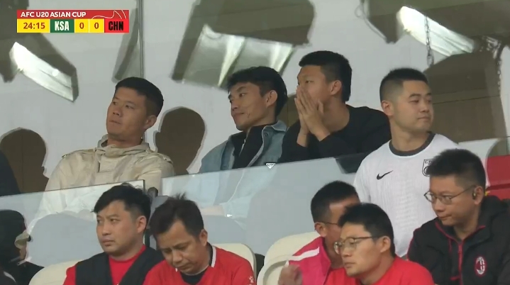  支持小老弟！鄭智、黃博文現(xiàn)身看臺(tái)觀戰(zhàn)國青“沖世戰(zhàn)”