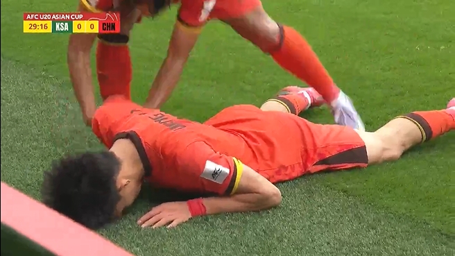  沒事快起來！王鈺棟錯(cuò)失進(jìn)球后捂臉倒地，蒯紀(jì)聞拉他起身繼續(xù)拼！