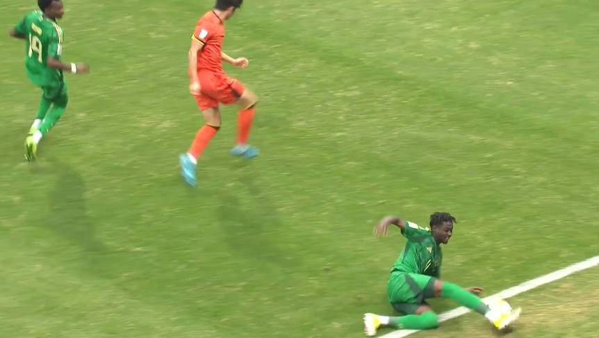  明顯出界啊！沙特后衛(wèi)鏟球撈回，比賽進行10秒后主裁判才改判