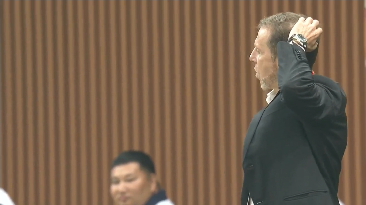  國青失點瞬間：主帥久爾杰維奇撓頭，看臺球迷集體抱頭