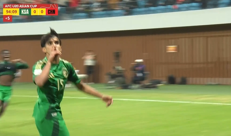  遭對手絕殺！沙特球員朝中國球迷看臺比出“閉嘴”手勢