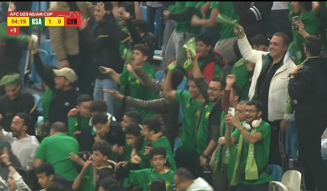  進(jìn)球后，客隊沙特球迷直接沸騰了