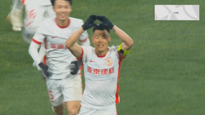  36歲譚龍門前抽射得手！蔣圣龍解圍失誤摔倒，亞泰1-1扳平申花！