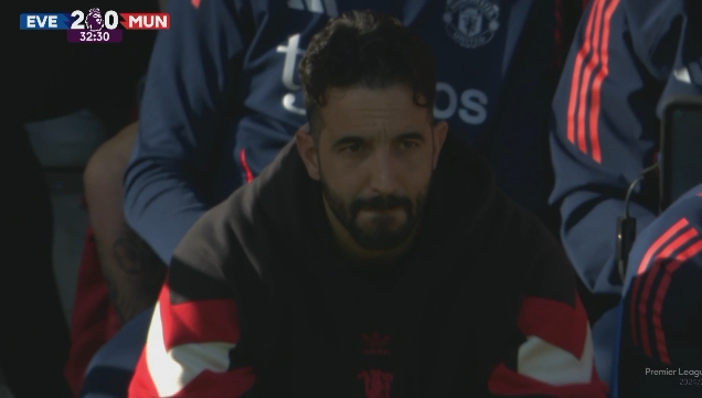  進(jìn)攻費(fèi)老大勁&防守一打就穿......阿莫林再現(xiàn)經(jīng)典蹲地愁眉苦臉