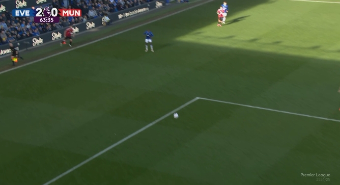  ？？？德里赫特自信不看人&半轉(zhuǎn)身回傳奧納納，果不其然送出角球