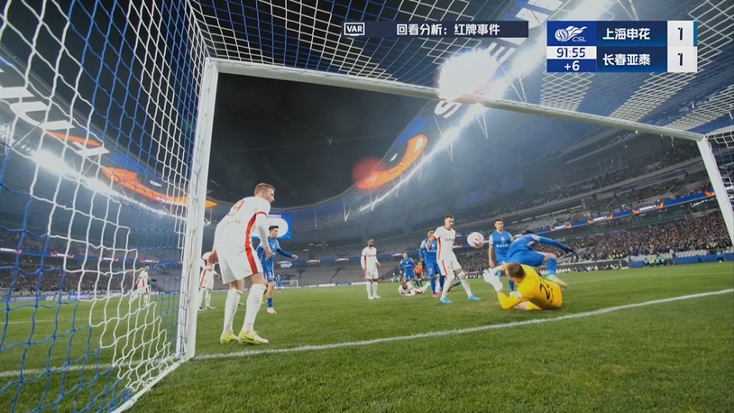  傷停補時階段，蔣圣龍門前踩到吳亞珂，主裁親自回看VAR出示黃牌