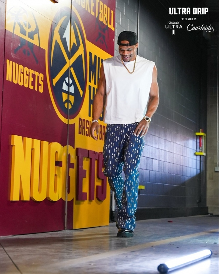  將迎戰(zhàn)湖人！掘金官推曬威少入場穿搭：大金鏈子+小手表非常帥酷