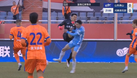  新賽季首張直紅！王大雷出擊踢倒劉鑫瑜，VAR介入后改判直紅