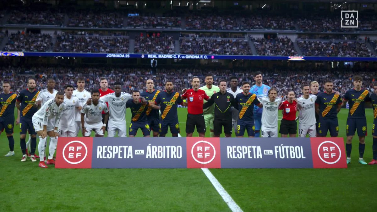  皇馬、赫羅納在“尊重裁判、尊重足球”標語前合影，球迷爆發(fā)噓聲