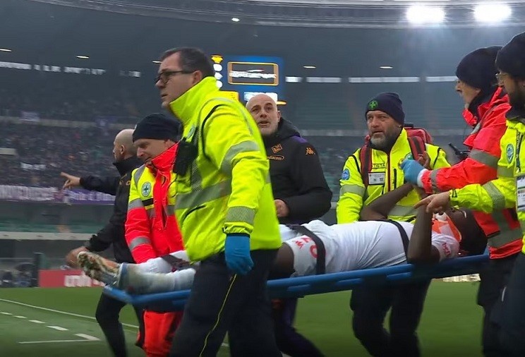  小基恩頭部被撞傷眉骨出血，重返賽場后暈倒被救護車送往醫(yī)院