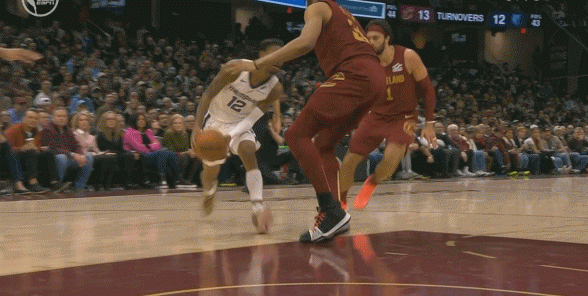  失誤很傷！莫蘭特突入內(nèi)線 被米切爾切球&球出界了