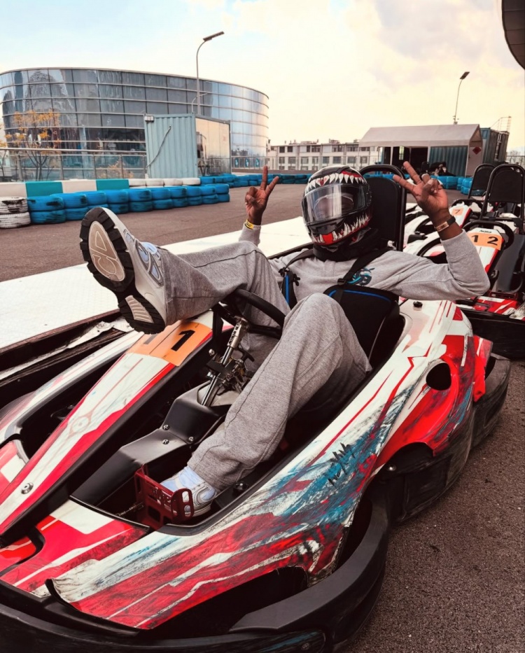  各種pose擺個不停，小奧斯卡社媒曬與賽車合影