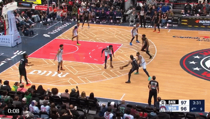  斯瑪特造成進(jìn)攻犯規(guī)！鯉魚(yú)打挺慶祝一波！