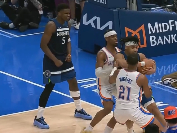  壓抑了一整場！愛德華茲躍起血帽了亞歷山大幾乎必進的空籃！