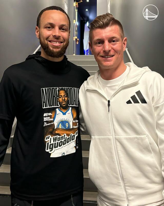  克羅斯現(xiàn)場(chǎng)看勇士vs獨(dú)行俠&伊戈達(dá)拉球衣退役儀式，賽后合影庫(kù)里