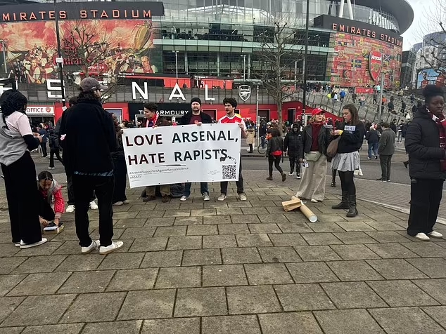  人性>足球，阿森納球迷在西漢姆賽前組織了抗議強奸犯活動